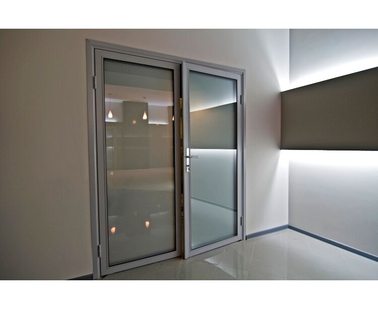 Купить алюминиевую дверь со стеклом. Входные алюминиевые двери из профиля ТП-45. Входная дверь из алюминиевого профиля AGS 68. Алюминиевая одностворчатая дверь КП 45. Дверь алюминиевая СИАЛ КП 45.